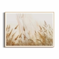 plakat-drewniana-ramka-przod-kloski-zlotej-trawy-na-polu.webp