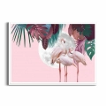 plakat-biala-ramka-piekne-flamingi-na-tle-ksiezyca-i-tropikalnej-roslinnosci-przod.webp