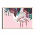 plakat-drewniana-ramka-piekne-flamingi-na-tle-ksiezyca-i-tropikalnej-roslinnosci-przod.webp