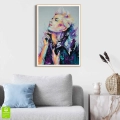 plakat-drewniana-ramka-wnetrze-kolorowa-kobieta.webp