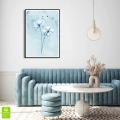 Plakat Niebieskie kwiaty I czarna ramka w pokoju