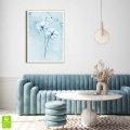 Plakat Niebieskie kwiaty I drewniana ramka w pokoju