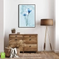 Plakat Niebieskie kwiaty III czarna ramka w pokoju