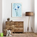 Plakat Niebieskie kwiaty III drewniana ramka w pokoju