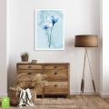 Plakat Niebieskie kwiaty III bez ramki w pokoju