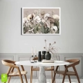 plakat-biala-ramka-wnetrze-subtelne-kwiaty-lilii-calla.webp