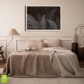 plakat-drewniana-ramka-ciemne-liscie-paproci-wnetrze.webp