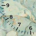 zegar-scienny-zlota-abstrakcja-30x30-kwadrat-cyfry-fragment.webp