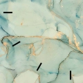 zegar-scienny-zlota-abstrakcja-30x30-kwadrat-kreski-fragment.webp
