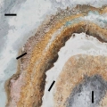zegar-scienny-kolorowe-fale-30x30-kwadrat-kreski-fragment.webp
