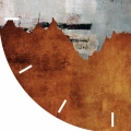 zegar-scienny-abstrakcyjny-efekt-dekoracyjny-ze-zlotymi-wstawkami30x30-kolo-kreski--fragment.webp