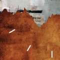 zegar-scienny-abstrakcyjny-efekt-dekoracyjny-ze-zlotymi-wstawkami-30x30-kwadrat-kreski-fragment.webp