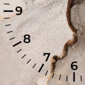 zegar-scienny-fantazyjna-linia-30x30-kwadrat-cyfry-fragment.webp