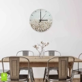 zegar-botaniczna-laka-w-bezu-30x30-kolo-kreski-wnetrze.webp