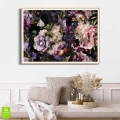 plakat-drewniana-ramka-wnetrze-kwiecisty-raj-na-ciemnym-tle.webp