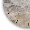 zegar-przod-kolo-kreski-fragment-rustykalna-zarysowana-betonowa-sciana.webp