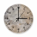 zegar-przod-30x30-kolo-cyfry-przod-rustykalna-zarysowana-betonowa-sciana.webp