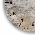 zegar-przod-kolo-fragment-rustykalna-zarysowana-betonowa-sciana.webp