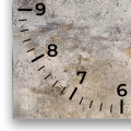 zegar-kwadrat-cyfry-fragment-rustykalna-zarysowana-betonowa-sciana.webp