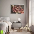 plakat-biala-ramka-wnetrze-bukiet-piwonii.webp