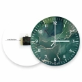 zegar-30x30-kolo-cyfry-biale-mechanizm-zielone-abstrakcyjne-fale.webp