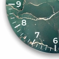 zegar-kolo-cyfry-biale-fragment-zielone-abstrakcyjne-fale.webp
