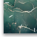 zegar-kwdrat-kreski-biale-fragment-zielone-abstrakcyjne-fale.webp