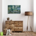 obraz-na-szkle-akrylowym-claude-monet- lilie-wodne-i-most-japonski-wnetrze.webp