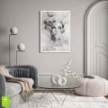 plakat-drewniana-ramka-wnetrze-piekna-kobieca-twarz-z-kwiatem.webp
