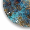 Zegar-kolo-kreski-biale-fragment-struktura-granitu-z-refleksami-pomaranczy-i-turkusu.webp