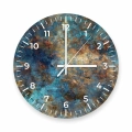 Zegar-30x30-kolo-cyfry-biale-przod-struktura-granitu-z-refleksami-pomaranczy-i-turkusu.webp