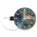 Zegar-30x30-kolo-cyfry-biale-mechanizm-struktura-granitu-z-refleksami-pomaranczy-i-turkusu.webp