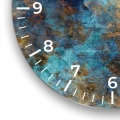 Zegar-kolo-cyfry-biale-fragment-struktura-granitu-z-refleksami-pomaranczy-i-turkusu.webp