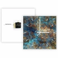 Zegar-30x30-kwdrat-kreski-biale-mechanizm-struktura-granitu-z-refleksami-pomaranczy-i-turkusu.webp