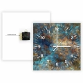 Zegar-30x30-kwdrat-cyfry-biale-mechanizm-struktura-granitu-z-refleksami-pomaranczy-i-turkusu.webp