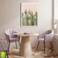 plakat-drewniana-ramka-wnetrze-smukle-kaktusy.webp