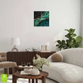 Zegar-30x30-kwdrat-kreski-biale-wnetrze-malachitowe-zloto.webp