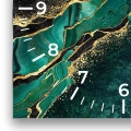 Zegar-kwdrat-cyfry-biale-fragment-malachitowe-zloto.webp