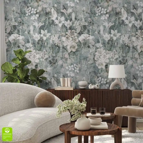 Tapeta na wymiar z delikatnymi białymi kwiatami na przecieranym tle, dekorująca elegancki salon z nowoczesnymi meblami i roślinami doniczkowymi.