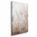 obraz-na-plotnie-bezowa-trawa-pampasowa-na-wietrze-bok-pion.webp