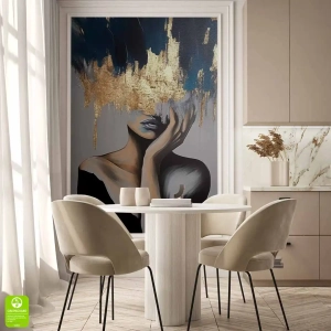 Fototapeta na wymiar – Portret kobiety za złotą zasłoną – nowoczesna tapeta ścienna do salonu lub sypialni