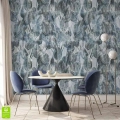 Tapeta roślinna w granatowo-szare liście w jadalni z okrągłym stołem i granatowymi krzesłami