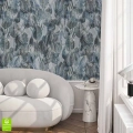 Tapeta ścienna w liście w odcieniach granatu i szarości w nowoczesnym salonie z białą sofą