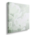 obraz-na-plotnie-z bialymi-kwiatami-na-teksturowym-szarozielonym-tle-bok-kwadrat.webp