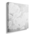 obraz-na-plotnie-z-bialymi-kwiatami-na-teksturowym-szarym-bok-kwadrat.webp