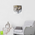 Zegar-30x30-kwdrat-cyfry-wnetrze-bialoszara-abstrakcja-ze-zlotymi-refleksami.webp
