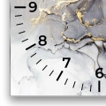 Zegar-kwadrat-cyfry fragment-bialoszara-abstrakcja-ze-zlotymi-refleksami.webp