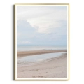 Plakat - Pejzaż Plaży z Morzem, Piaskiem i Chmurami złota ramka