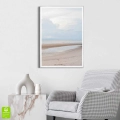 Plakat - Pejzaż Plaży z Morzem, Piaskiem i Chmurami srebrna ramka w pokoju