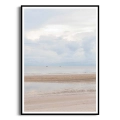 plakat-czarna-ramka-przod-pejzaz-plazy-z-morzem-piaskiem-i-chmurami-II-minimalistyczny- krajobraz-do-salonu-lub-sypialni.webp